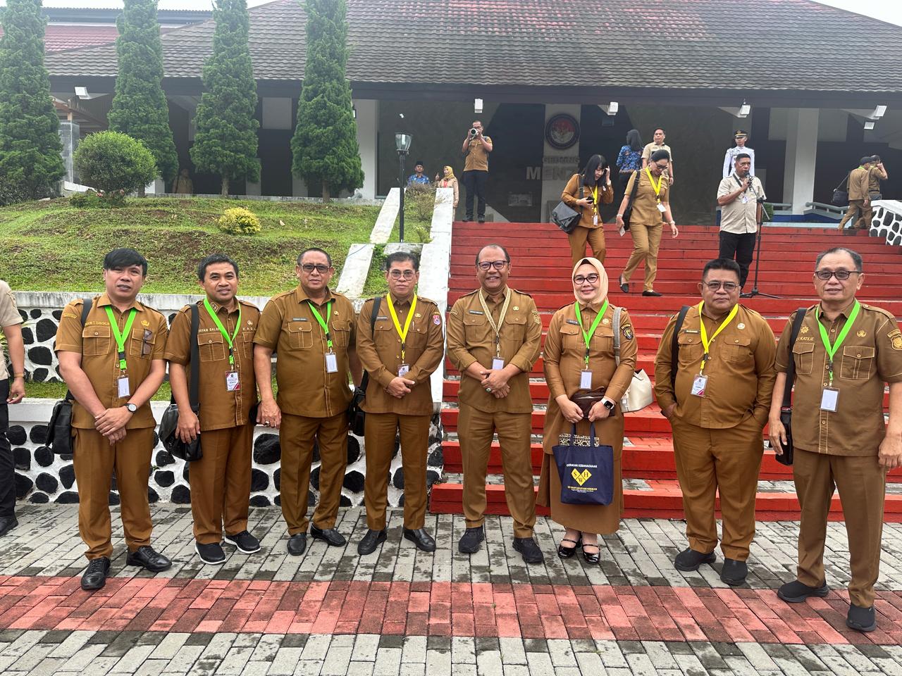 Foto bersama Sekda Provinsi dan kepala Bappeda Kabupaten/Kota se Provinsi Gorontalo